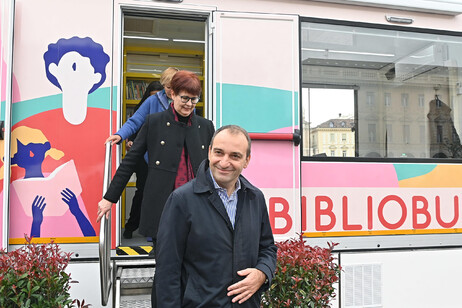 Portici di Carta, inaugurato il secondo bibliobus di Torino