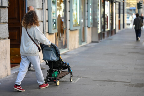 Una donna con il passeggino