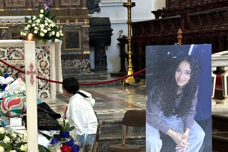 Un momento dei funerali della quindicenne