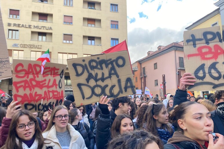 Studenti in piazza a Potenza, abbiamo  'diritto alla doccia ' - RIPRODUZIONE RISERVATA