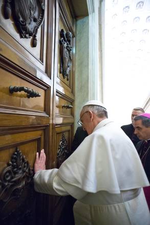 Papa Francesco entra nella Casa del Clero, dove ha alloggiato nei giorni del Conclave