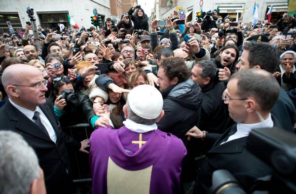 Papa Francesco incontra i fedeli che si erano radunati all'esterno della Citta' del Vaticano