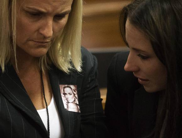 Aimee, sorella di Pistorius parla con alcuni familiari di Reeva