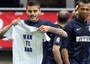 Mauro Icardi festeggia il gol del provvisorio 1-1 dell'Inter con l'Atalanta mostrando una maglietta con la scritta 'Wan te amo'. Wan e' la fidanzata Wanda Nara. Ricorda l''Irina te amo' di Batistuta alla telecamera in Milan-Fiorentina di Supercoppa '86