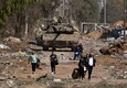 Palestinesi in fuga dal nord della Striscia di Gaza lungo l'arteria Sallah-a-Din verso sud (ANSA)