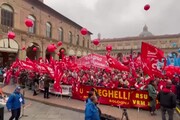 Sciopero a Bologna, in migliaia al corteo di Cgil e Uil