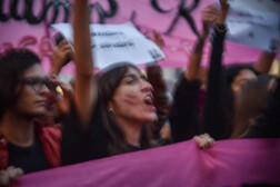 Donne ad una manifestazione in una foto dell'archivio ANSA