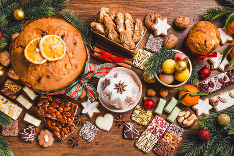 Una tavola imbandita di dolci natalizi foto iStock.