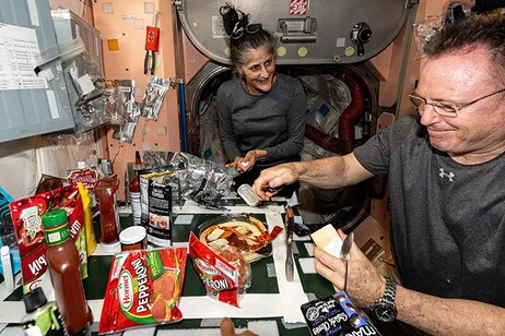 Sunita Williams e Butch Wimore a bordo della Stazione Spaziale Internazionale, nella foto pubblicata dalla Nasa il 24 settembre 2024 (fonte: NASA)