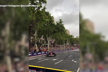 F1, Sainz show al volante della Ferrari per le strade di Barcellona