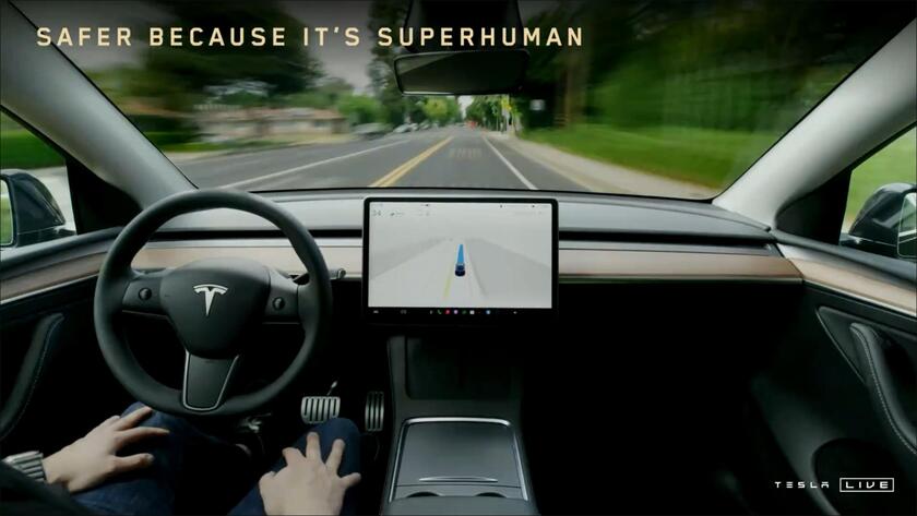 Il Robotaxi è qui, Musk presenta la Tesla senza autista