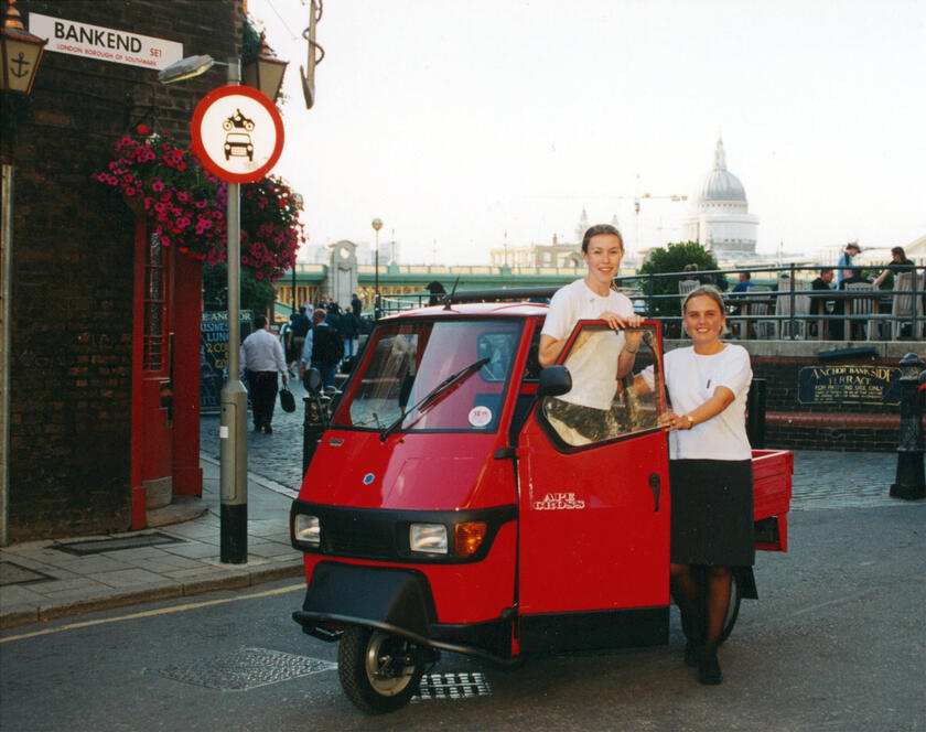 Due ragazze vicino ad un Ape 50 Cross della Piaggio a Londra il 27 luglio 1990