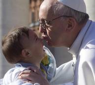 Papa Francesco e il bacio dei bimbi