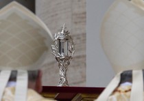 Un momento della messa di Ringraziamento presieduta dal cardinale Tarcisio Bertone in piazza San Pietro