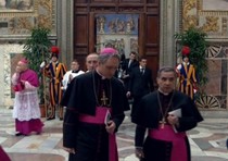 Il maestro delle Celebrazioni liturgiche pontificie, mons. Guido Marini, ha intimato il 'fuori tutti' e chiuso la porta della Cappella Sistina, dando cosi' l'inizio al Conclave