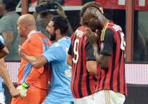 Balotelli si dispera dopo aver fallito il rigore